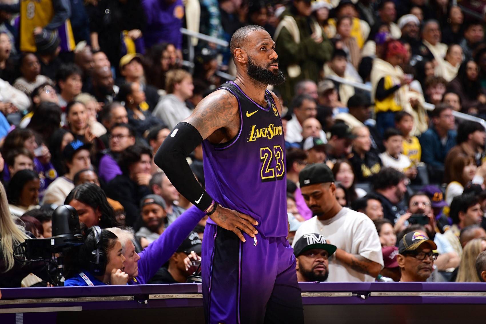 震撼！詹姆斯在田径赛场刷新纪录！的简单介绍